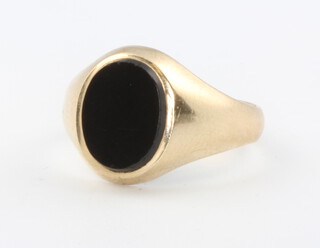 A 9ct yellow gold onyx ring, size J 1/2, 2.5 grams 