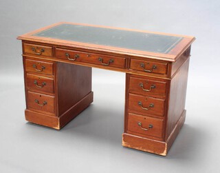 An Edwardian walnut desk with inset green leather writing surface above 1 long and 8 short drawers with brass swan neck drop handles 74cm h x 120cm w x 65cm d  