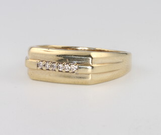 A 9ct yellow gold ring size T