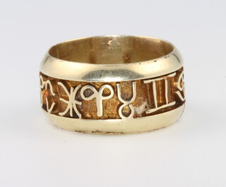 A yellow gold band with script decoration size T, 10 grams 