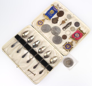 A silver gilt Buffalo jewel, minor coins and 6 silver coffee spoons