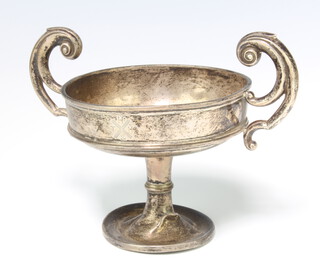 A silver 2 handled cup with scroll handles Chester 1927, 160 grams, 12cm 