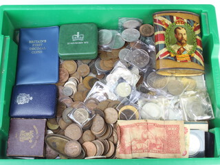 A quantity of mainly UK coinage including commemorative crowns etc 