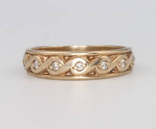 A 9ct yellow gold diamond set ring, 3.2 grams, size Q 
