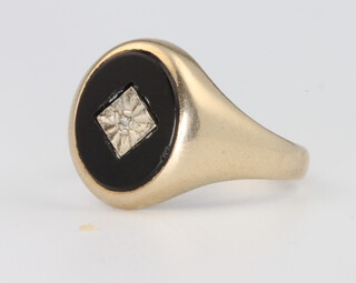 A gentleman's 9ct yellow gold onyx and diamond ring 3.4 grams, size Q 