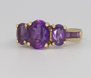 A 9ct yellow gold amethyst ring 2.4 grams, size I 