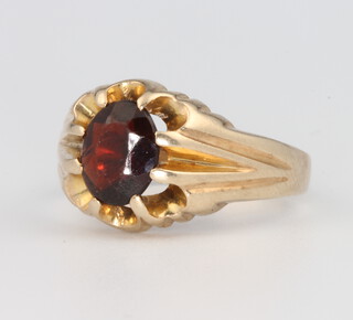 A 9ct yellow gold gents garnet set ring 5.4 grams, size Q 