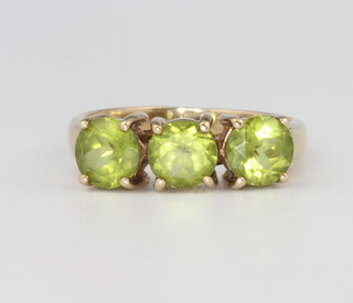 A 9ct yellow gold peridot ring 4.3 grams, size P 