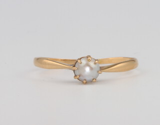 An 18ct yellow gold pearl ring, 1 gram, size M 