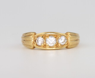 An 18ct yellow gold paste set ring, 3.4 grams, size M 