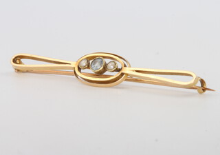 A 15ct yellow gold aquamarine and seed pearl brooch 2.5 grams