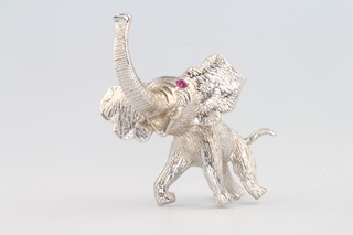 A 14ct white gold elephant brooch 7.9 grams