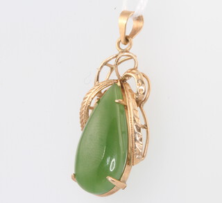 A 14ct yellow gold mounted jade pendant 3.3 grams 