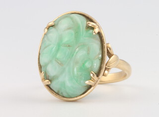 A 14ct yellow gold carved jade ring, 5.8 grams, size M 