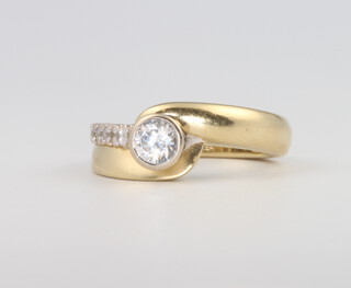 A 14ct yellow gold paste set ring, 5.9 grams, size L