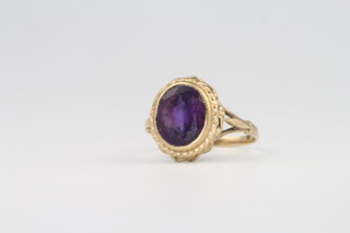 A 9ct yellow gold amethyst ring, 3.1 grams, size L 