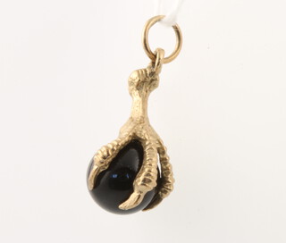A 9ct yellow gold onyx claw pendant 1.9 grams