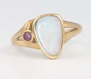 A 9ct yellow gold opal ring, 2.5 grams, size N