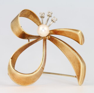 A 14ct yellow gold seed pearl and diamond ribbon brooch, 6.2 grams, 38mm 