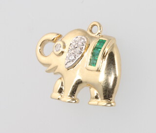 An 18ct yellow gold emerald and diamond elephant pendant, 2.1 grams, 18mm 
