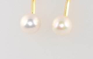 A pair of 14ct yellow gold cultured pearl ear clips, 2.4 grams 