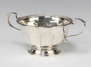 A silver pedestal twin handled sugar bowl, Birmingham 1933, 6cm, 118 grams 