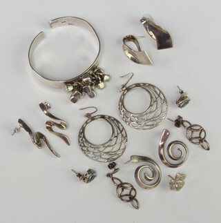A silver bracelet and minor silver jewellery, 76 grams 