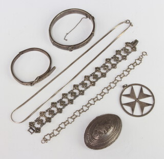 A silver pendant and minor silver jewellery, 124 grams 