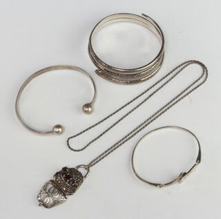 A silver bracelet and minor silver jewellery, 122 grams 