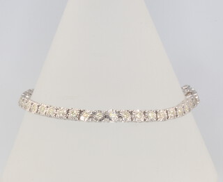 An 18ct white gold diamond tennis bracelet comprising 45 brilliant cut diamonds approx. 2ct, 18.5cm 
