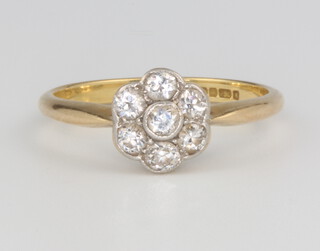 An 18ct yellow gold 7 stone diamond daisy ring, approx 0.35ct, size P