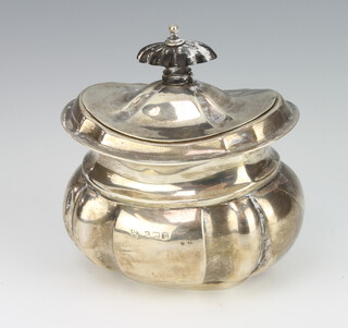 A silver baluster sugar bowl and cover Birmingham 1911, 154 grams, 10cm 