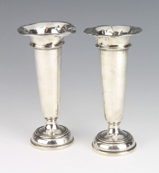 A pair of silver tapered posy vases London 1931, 16cm 