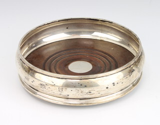 A silver coaster with hardwood base London 1988, 13cm 