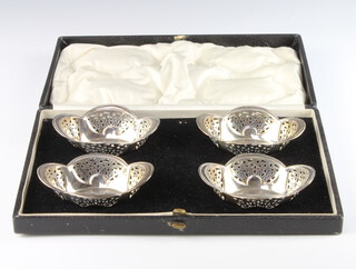 A set of 4 silver bon bon dishes with pierced decoration, London 1926 and 1927, 112 grams, cased 