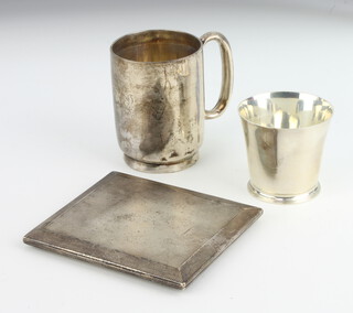 A silver engine turned cigarette case, a mug and tott, 280 grams 