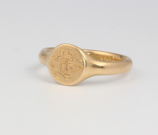 A gentleman's 15ct yellow gold signet ring 5.7 grams, size P 