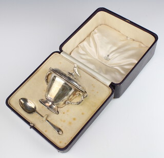 An Aspreys silver 2 handled cup and cover with bird finial and mask handles together with an unassociated spoon, cased, Birmingham 1918, 280 grams 