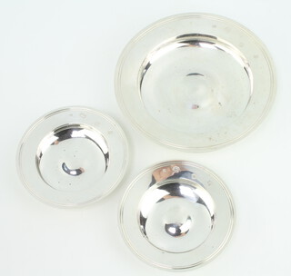 A pair of silver Armada dishes 12cm, a larger ditto 17cm, London 1965, 480 grams 