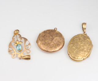 A 9ct yellow gold pendant and two lockets