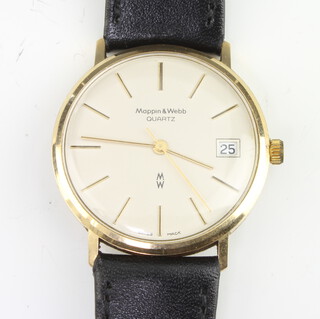 A gentleman's 9ct yellow gold Mappin and Webb quartz calendar wristwatch with 30mm case on a leather bracelet 