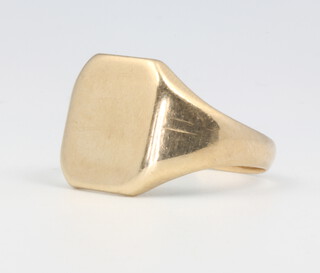 A gentleman's 9ct yellow gold signet ring size Q 1/2, 4 grams