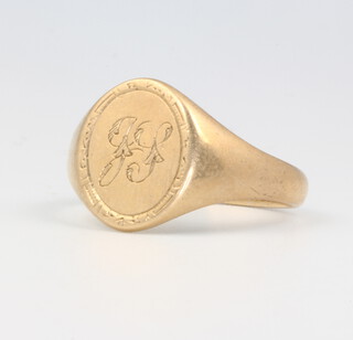 A gentleman's 9ct yellow gold signet ring size R, 5 grams