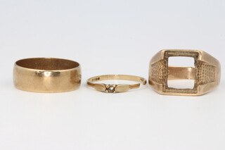 A gentleman's 9ct yellow gold ring mount, ditto wedding band and ring (cut), sizes J, Q and T, 9 grams