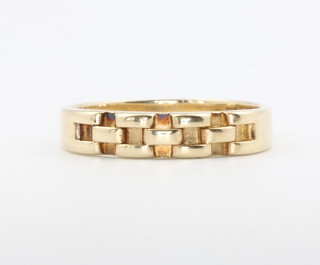 A gentleman's 9ct yellow gold ring 3.3 grams, size R 
