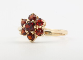 A 9ct yellow gold garnet cluster ring 1.3 grams, size L 