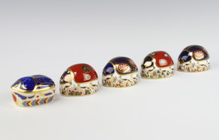 Five Royal Crown Derby Imari pattern Ladybird paperweights, 3 with gold stoppers, 2 with silver stoppers, 5cm 