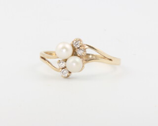 A 9ct yellow gold crossover pearl and diamond ring rize K, 1.1 grams 