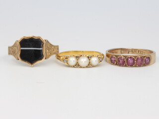 Three yellow gold rings set with agate, pearls and garnets, size P, Q and S, 8.2 grams