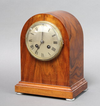 An Edwardian striking mantel clock with silvered dial and Roman numerals contained in arch shaped walnut case complete with pendulum (no key) 